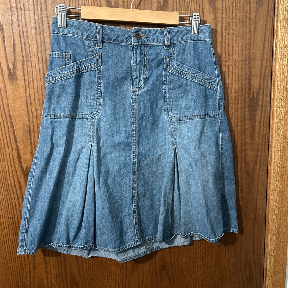 denim vintage skirt a little above the knee length